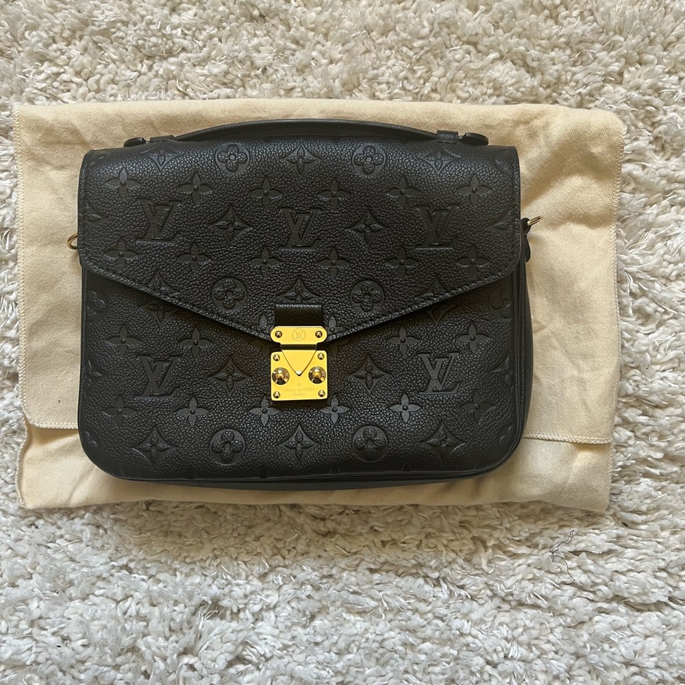Louis Vuitton Pochette Metis in black